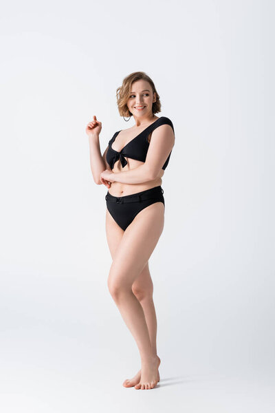 полный рост плюс размер и барышня улыбается на белом 