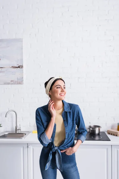 Smiling Housewife Standing Kitchen Home — Stock Photo, Image