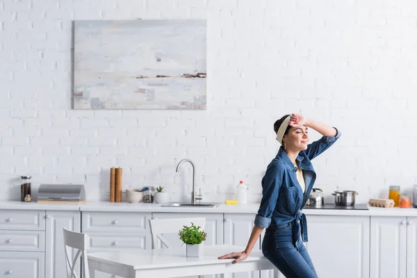 Huisvrouw Denim Shirt Staande Met Gesloten Ogen Bij Tafel — Stockfoto