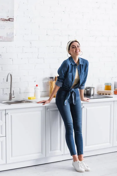 Casalinga Positiva Piedi Vicino Piano Lavoro Della Cucina — Foto Stock