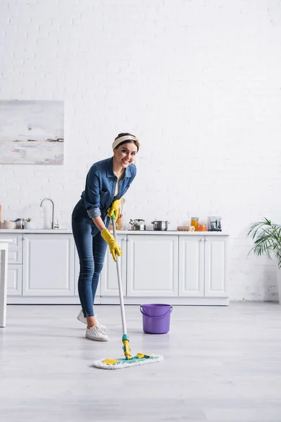 Happy Housewife Cleaning Floor Mop Kitchen — Stock Photo, Image