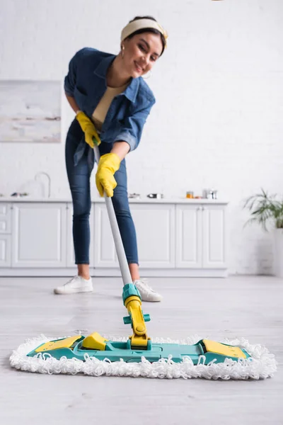 Mop Sul Pavimento Mani Donna Sorridente Sfondo Sfocato Cucina — Foto Stock