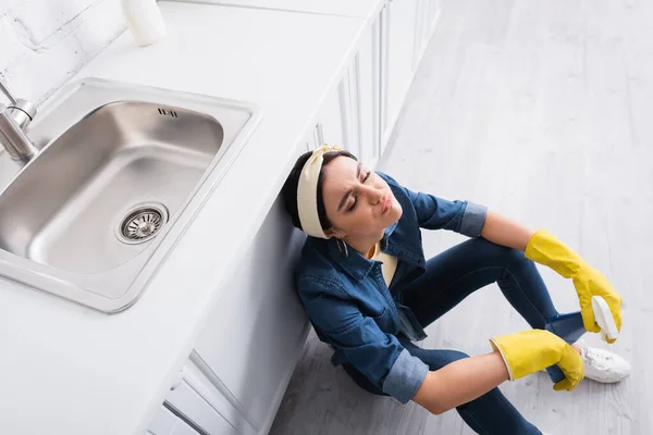 Overhead View Exhausted Housewife Sponge Detergent Sitting Kitchen — Stock Photo, Image