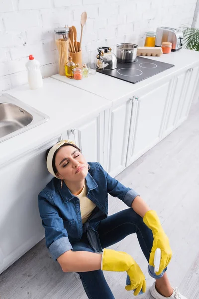 Dona Casa Cansada Com Detergente Esponja Sentada Chão Cozinha — Fotografia de Stock