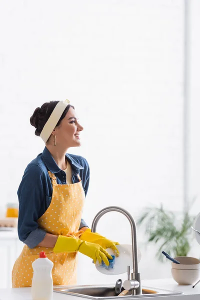 Vrolijke Vrouw Schort Rubberen Handschoenen Afwasbord Keuken — Stockfoto