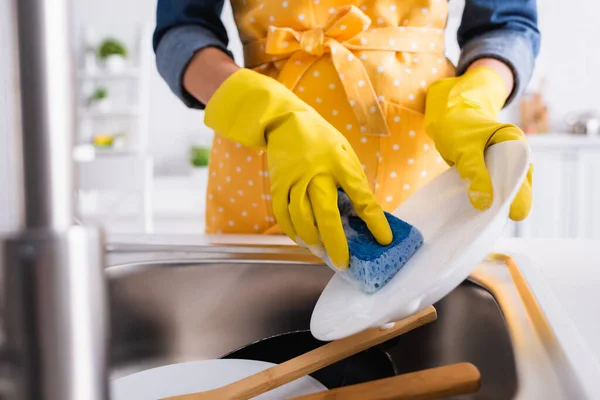Cropped View Housewife Rubber Gloves Washing Plate Sponge — Stock Photo, Image