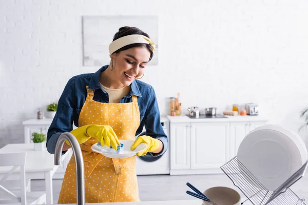 Positieve Vrouw Schort Wassen Plaat Keuken — Stockfoto