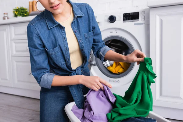 Vue Recadrée Femme Foyer Tenant Des Vêtements Colorés Dans Cuisine — Photo