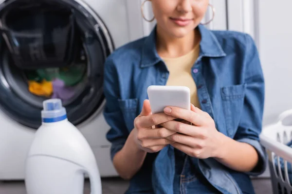 Cropped View Smartphone Hands Blurred Housewife Detergent Washing Machine — Stock Photo, Image