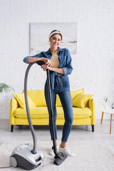 Smiling Housewife Standing Vacuum Cleaner Home — Stock Photo, Image