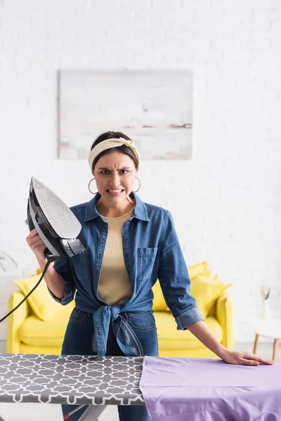 Agressiva Dona Casa Segurando Ferro Perto Roupas Bordo — Fotografia de Stock