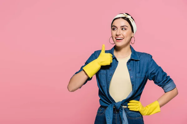 Vrolijke Huisvrouw Rubber Handschoenen Tonen Als Gebaar Geïsoleerd Roze — Stockfoto