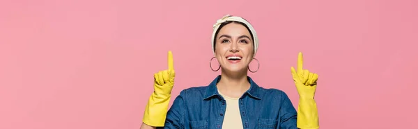 Dona Casa Sorridente Luvas Borracha Amarela Apontando Para Cima Com — Fotografia de Stock