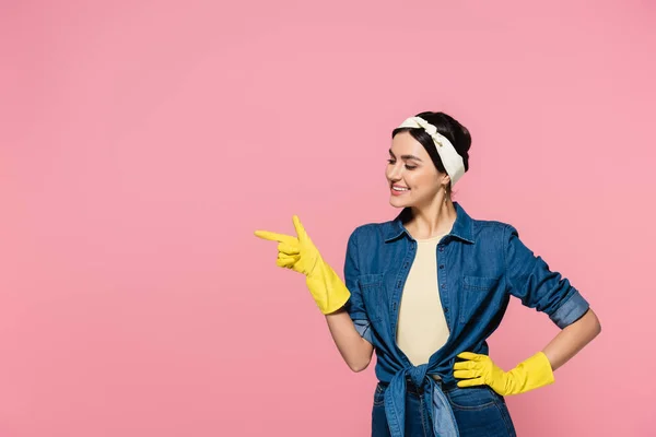 Cheerful Woman Rubber Gloves Pointing Finger Isolated Pink — Stock Photo, Image