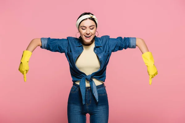 Femme Foyer Positive Gants Caoutchouc Jaune Pointant Vers Bas Isolé — Photo