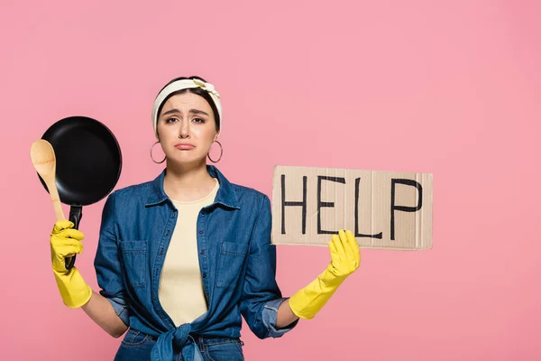 Traurige Hausfrau Gummihandschuhen Mit Bratpfanne Und Plakat Mit Hilfe Von — Stockfoto