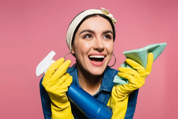 Positieve Huisvrouw Rubber Handschoenen Met Vod Wasmiddel Geïsoleerd Roze — Stockfoto