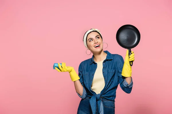 Smiling Woman Rubber Gloves Holding Sponge Frying Pan Isolated Pink — Stock Photo, Image