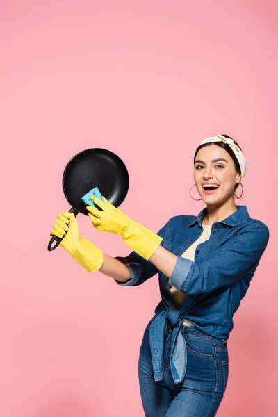 Glad Hemmafru Gummihandskar Som Håller Stekpanna Och Svamp Isolerad Rosa — Stockfoto