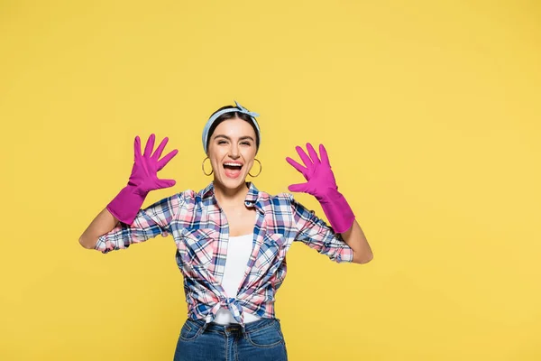Vrolijke Vrouw Rubberen Handschoenen Geïsoleerd Geel — Stockfoto