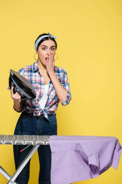 Excitada Dona Casa Segurando Ferro Perto Bordo Camisa Fundo Amarelo — Fotografia de Stock