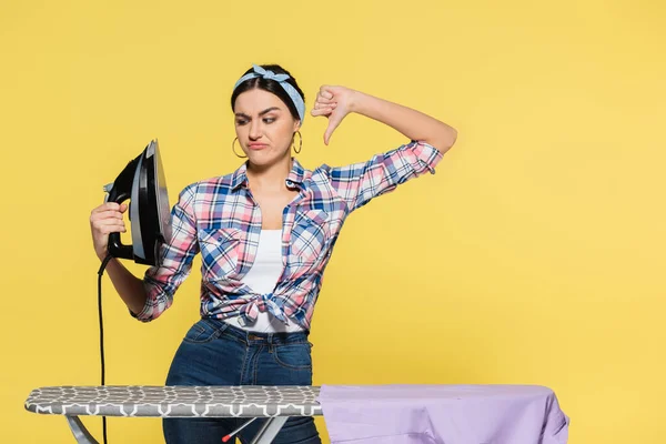 Mujer Sosteniendo Hierro Mostrando Aversión Cerca Tabla Con Ropa Aislada —  Fotos de Stock