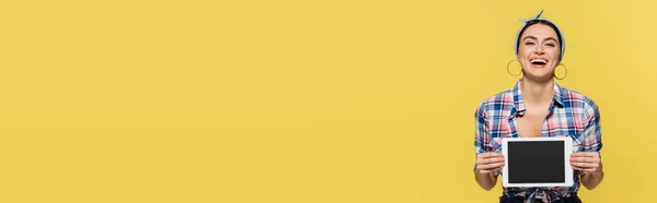 Ευτυχισμένη Νοικοκυρά Κρατώντας Ψηφιακό Δισκίο Λευκή Οθόνη Απομονώνονται Κίτρινο Banner — Φωτογραφία Αρχείου
