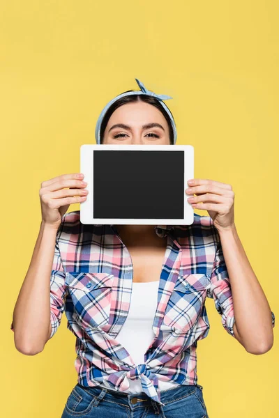 Casalinga Che Tiene Tablet Digitale Vicino Viso Isolato Sul Giallo — Foto Stock