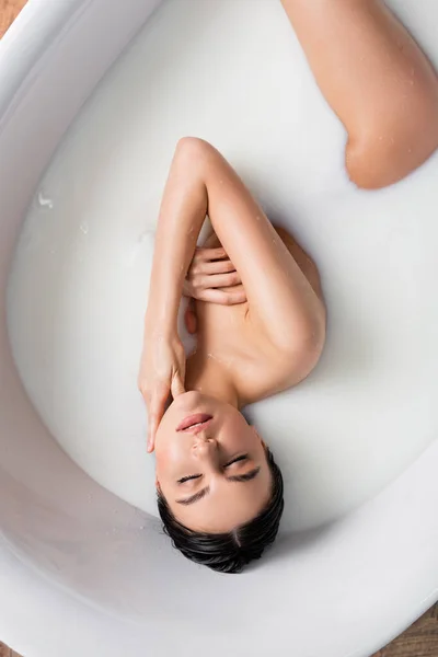 Top View Young Woman Touching Neck Covering Breast While Bathing — Stock Photo, Image