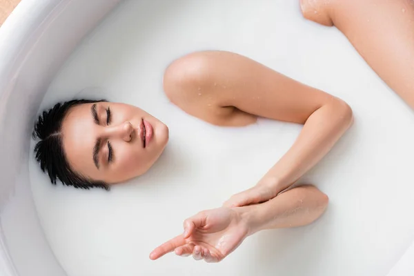 Mujer Seductora Con Los Ojos Cerrados Disfrutando Del Baño Leche — Foto de Stock