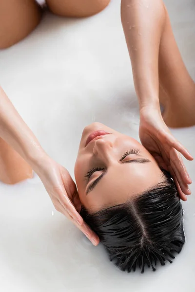 Mulher Sedutora Tocando Cabelo Enquanto Relaxa Banho Leite — Fotografia de Stock