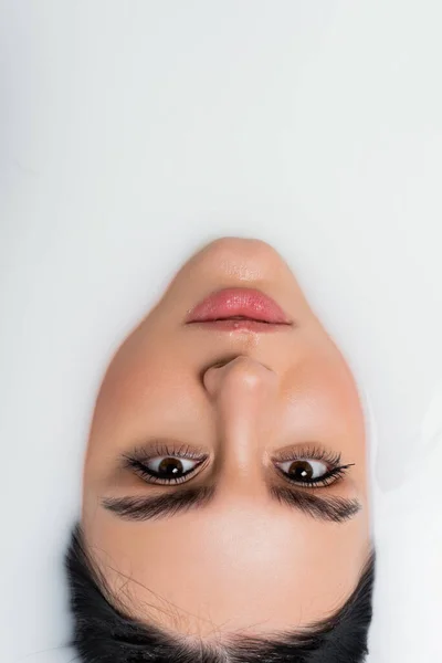 Vista Superior Mujer Joven Bañándose Leche Mirando Cámara — Foto de Stock