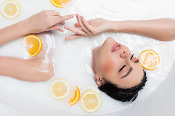 Vista Aérea Mujer Joven Relajándose Baño Lechoso Con Rodajas Naranja — Foto de Stock