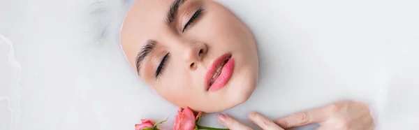 Vue Dessus Femme Sensuelle Prenant Bain Lait Avec Des Roses — Photo