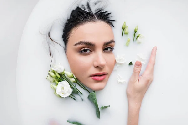 Sensual Mujer Mirando Cámara Mientras Toma Baño Leche Con Flores — Foto de Stock