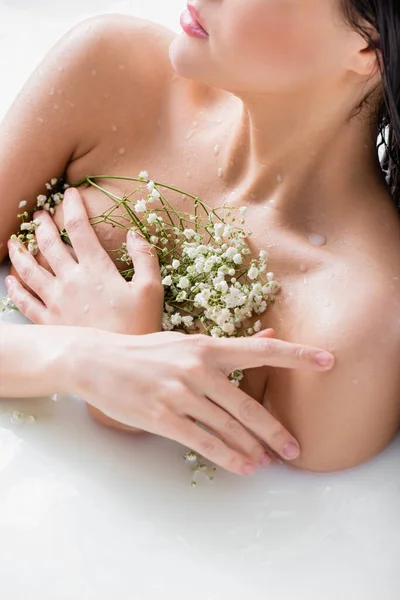 Vista Recortada Mujer Joven Bañándose Leche Con Flores Gypsophila — Foto de Stock
