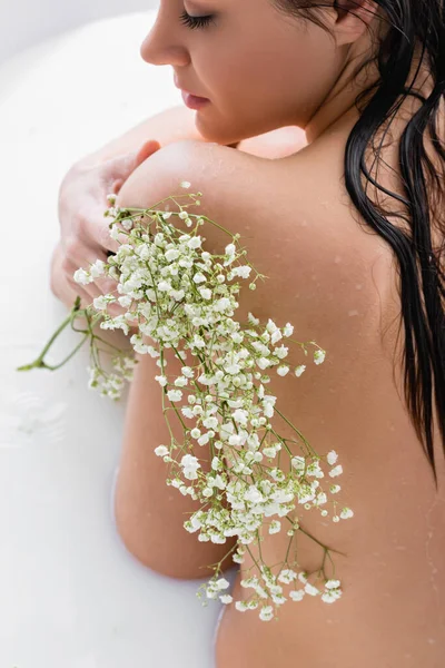 Mladá Žena Dává Mléko Koupel Zatímco Drží Gypsophila Květiny — Stock fotografie
