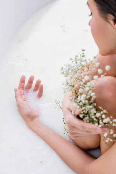 Vista Recortada Mujer Joven Tomando Baño Leche Mientras Sostiene Flores —  Fotos de Stock