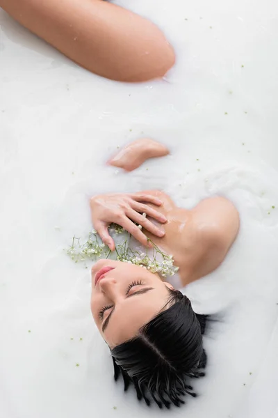 Vista Aérea Mujer Joven Con Flores Blancas Diminutas Disfrutando Del —  Fotos de Stock