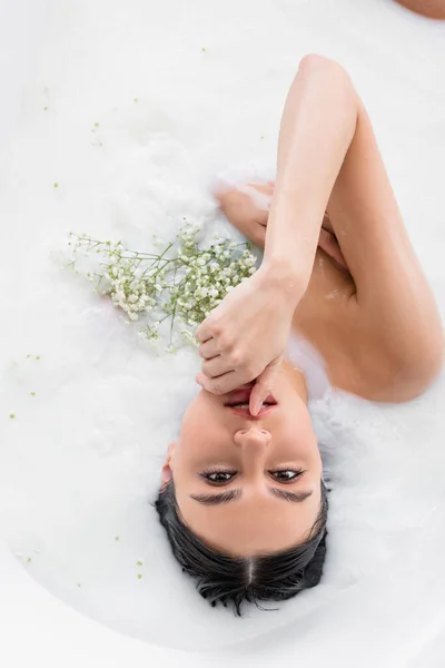 Mujer Sensual Mirando Cámara Mientras Toma Baño Leche Con Flores — Foto de Stock