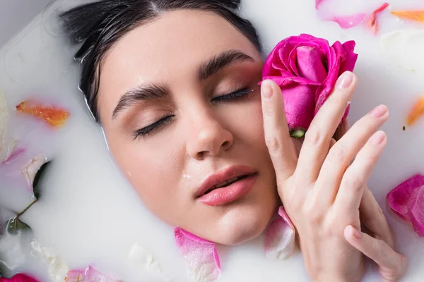 Bonita Mujer Con Los Ojos Cerrados Sosteniendo Rosa Mientras Toma — Foto de Stock