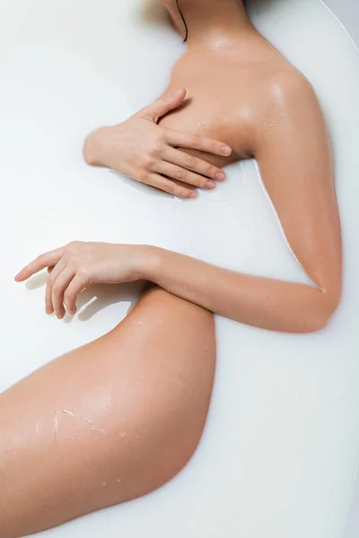 Vista Parcial Una Mujer Joven Tomando Baño Leche — Foto de Stock