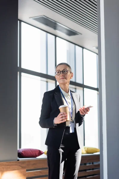 Mature Businesswoman Holding Cellphone Coffee — Stock Photo, Image