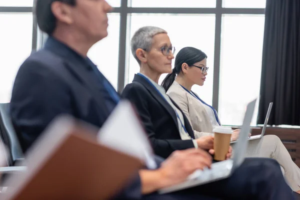 Mulher Negócios Asiática Usando Laptop Perto Colegas Desfocados Sala Conferências — Fotografia de Stock