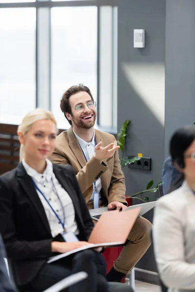 Hombre Negocios Alegre Con Portátil Apuntando Con Mano Durante Seminario — Foto de Stock