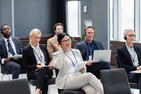 Smiling Asian Businesswoman Headset Holding Digital Tablet Seminar — Stock Photo, Image