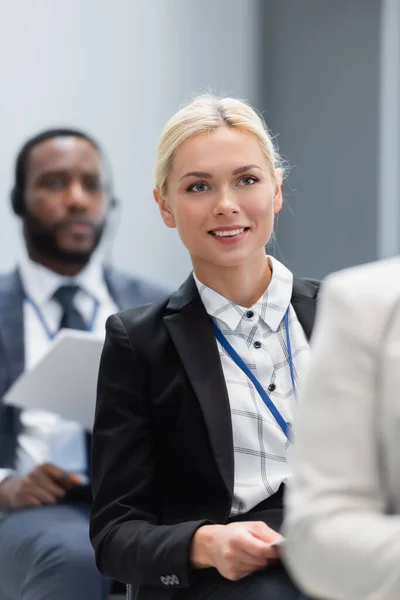 Focalizzazione Selettiva Della Donna Affari Sorridente Sul Seminario Presso Collega — Foto Stock