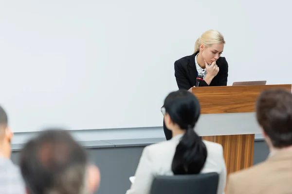 Vista Posterior Gente Negocios Cerca Profesor Reflexivo Mirando Ordenador Portátil — Foto de Stock