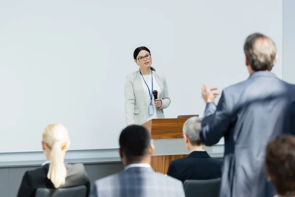 Powrót Widok Biznesmena Rozmawiającego Mówcą Azjatyckim Podczas Konferencji — Zdjęcie stockowe