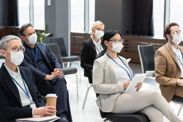 Pessoas Negócios Inter Raciais Máscaras Médicas Sentado Seminário Com Café — Fotografia de Stock